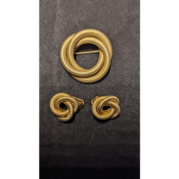 Vintage 1965 Sarah Coventry Textured Gold Circle Brooch & Clip-on Earrings Set - Picture 1 of 4